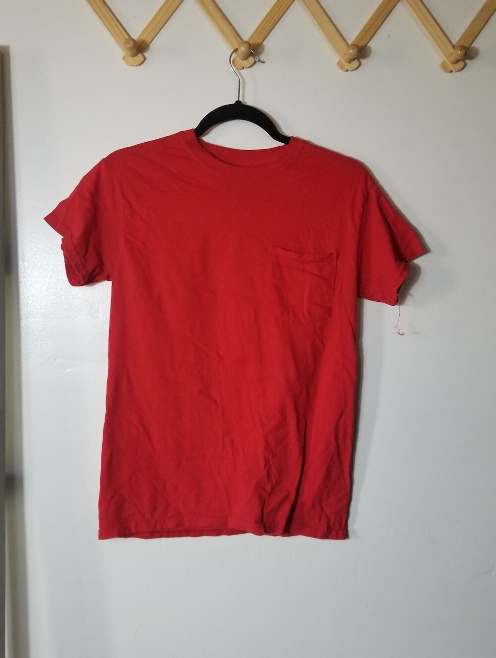 MEN'S RED POCKET TEE ESTIMATED SIZE SMALL